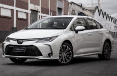 Toyota anunciou o lançamento de seu primeiro carro híbrido.