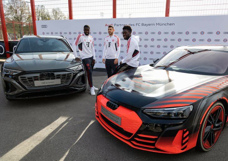 Jogadores do Bayern com os modelos da Audi