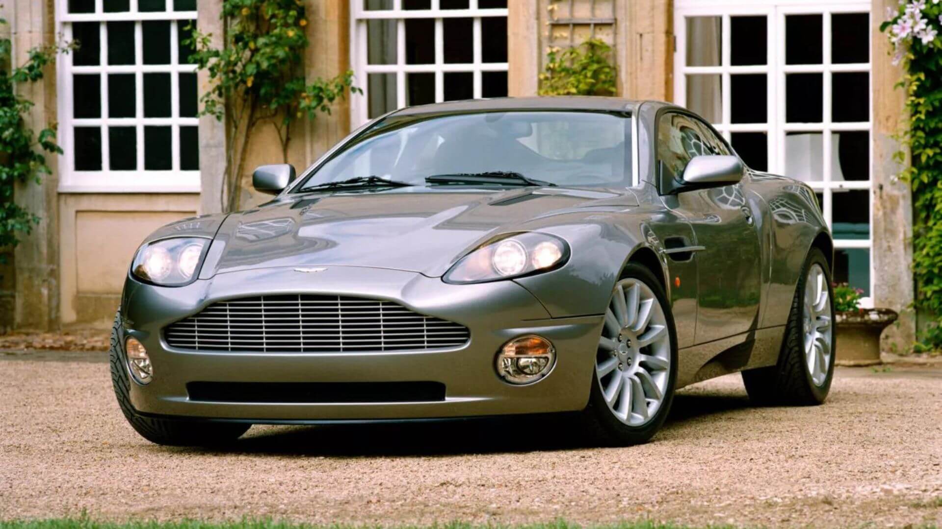 ASTON MARTIN VANQUISH QUE FOI DE 007 SERÁ LEILOADO