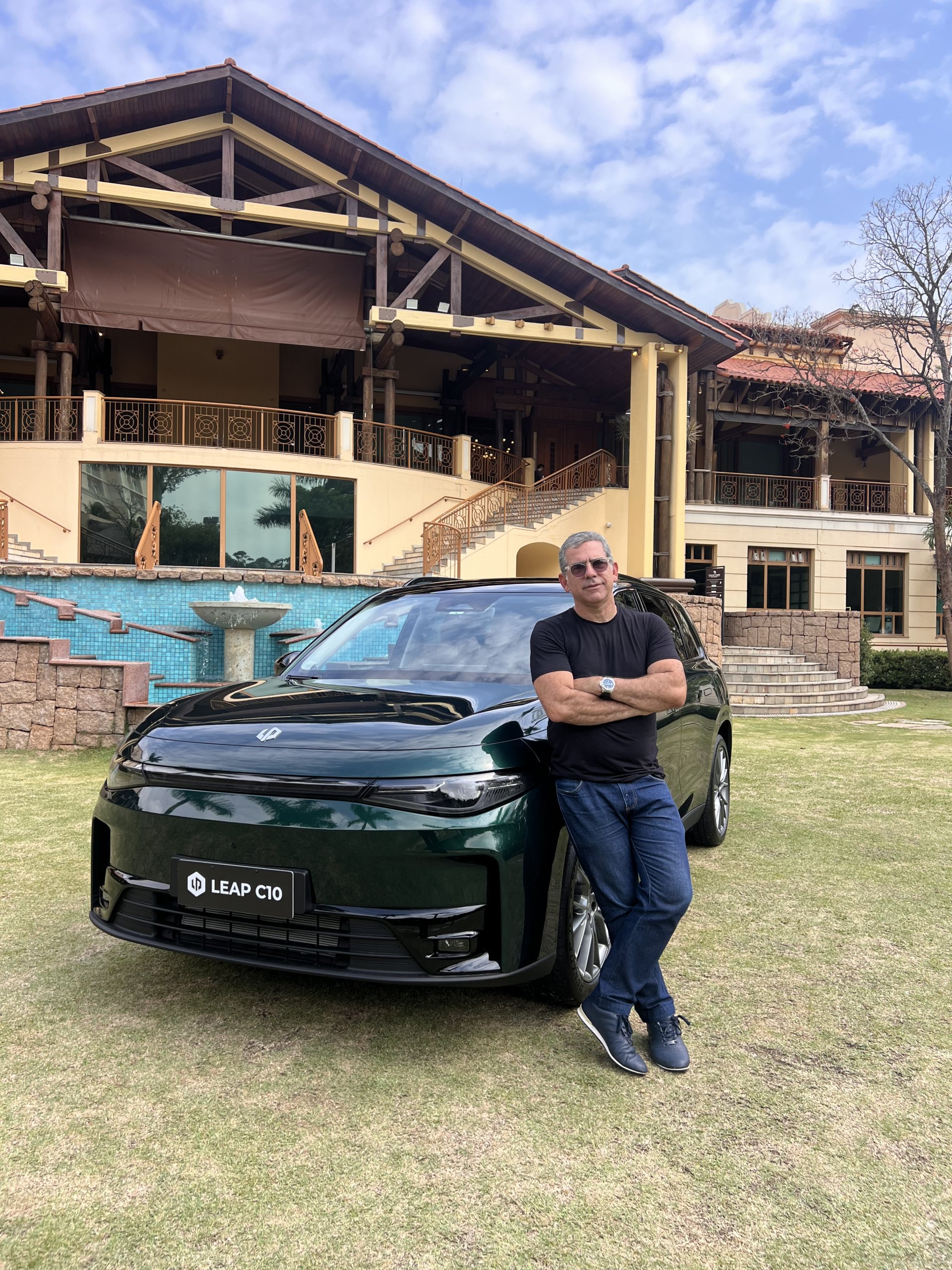 Chinesa Leapmotor abre lojas no Brasil pra vender híbridos e elétricos. Veja preços e vídeos